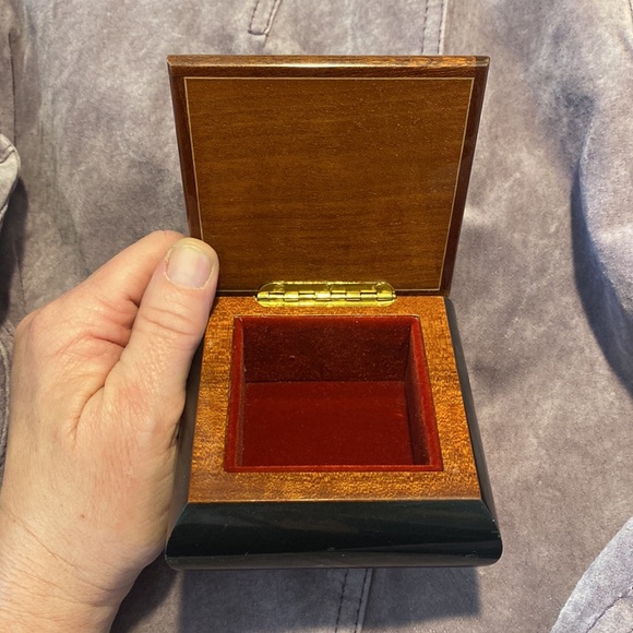 Beautiful Inlaid Italian Made Trinket Box. - Picture 2 of 6